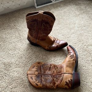 Embroidered Laredo leather cowboy boots with pointed toe and detailing